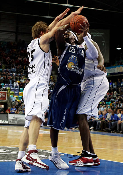 虽然他已不 虽然他已不